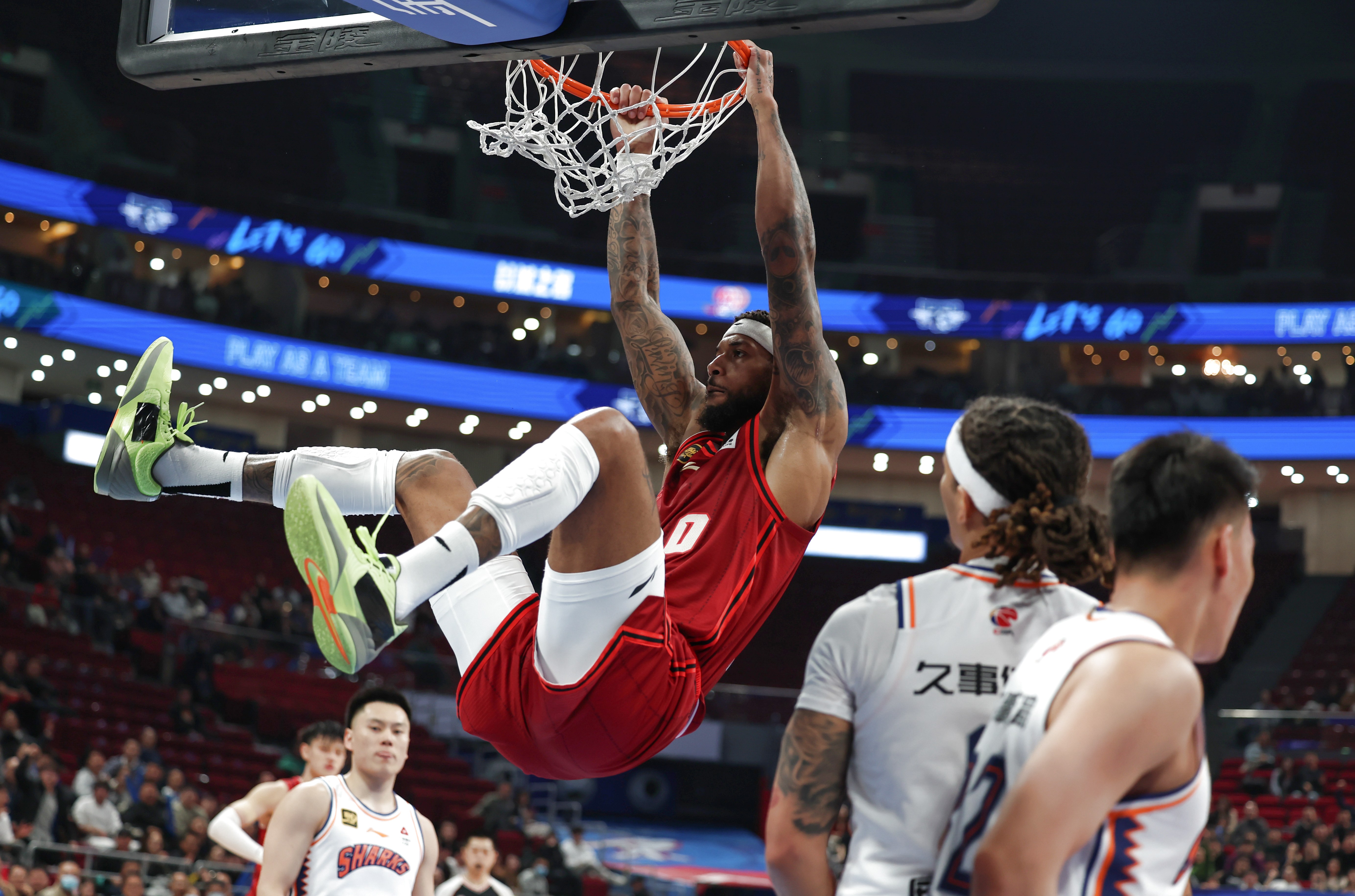 关于NBA季后赛赛程吃紧，洛杉矶快船今晚手感冰凉，媒体盛赞，临场指挥获称赞的信息